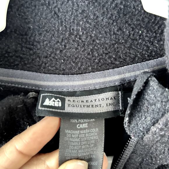 REI Performance Fleece Vest Mens M Black Full Zip Pockets Jacket Hiking Camping - Picture 4 of 6